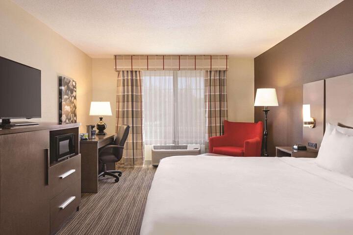 1 King Bed (9 of 10)
