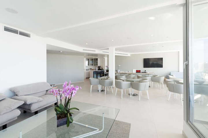 Lounge 226 of 282