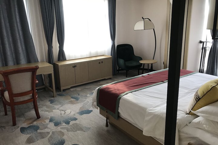 Room 8 of 10