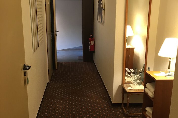 Room 7 of 33
