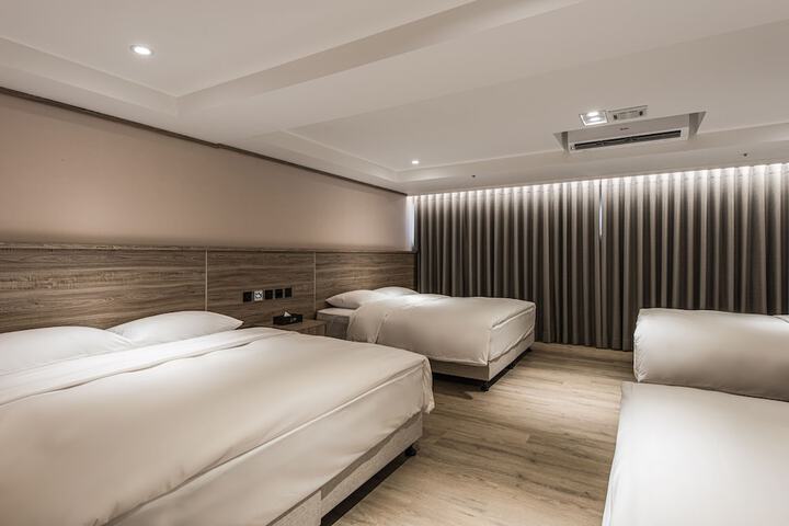 Room 10 of 145