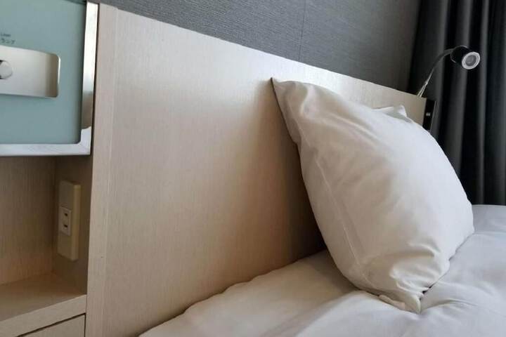 Room 8 of 28