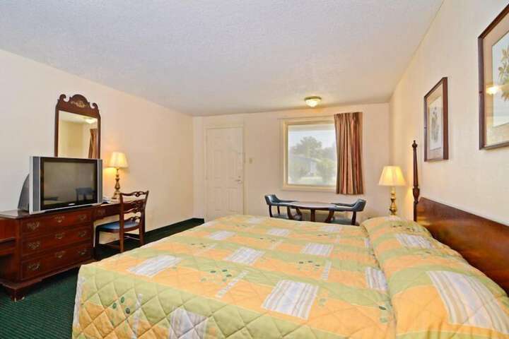 1 King Bed (5 of 14)