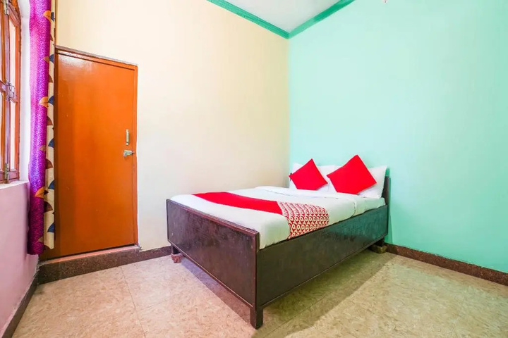 Room 5 of 9