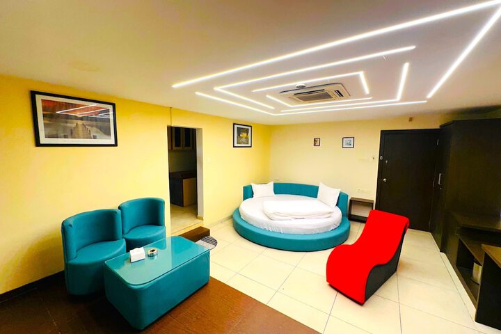 Room 6 of 27