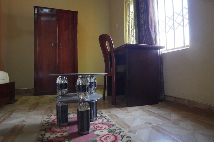 Room 4 of 10