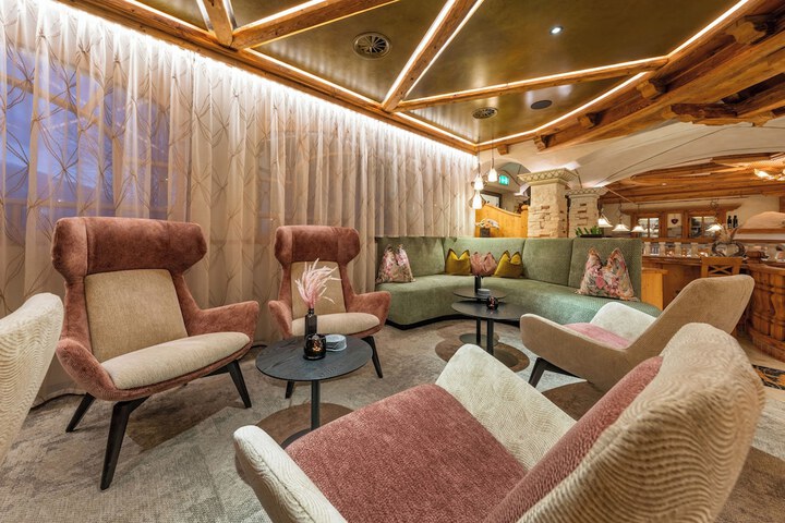 Lounge 166 of 181