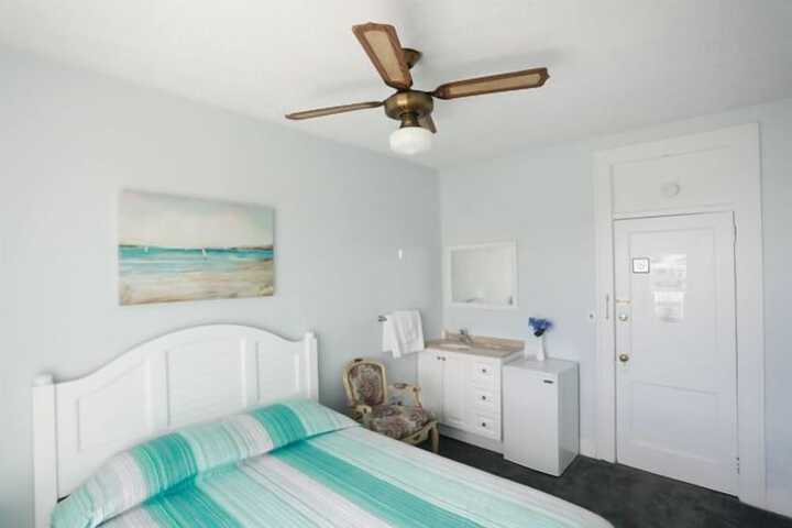 Room 6 of 28
