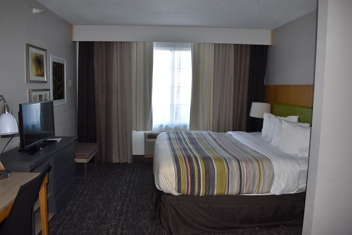1 King Bed Accessible (54 of 55)