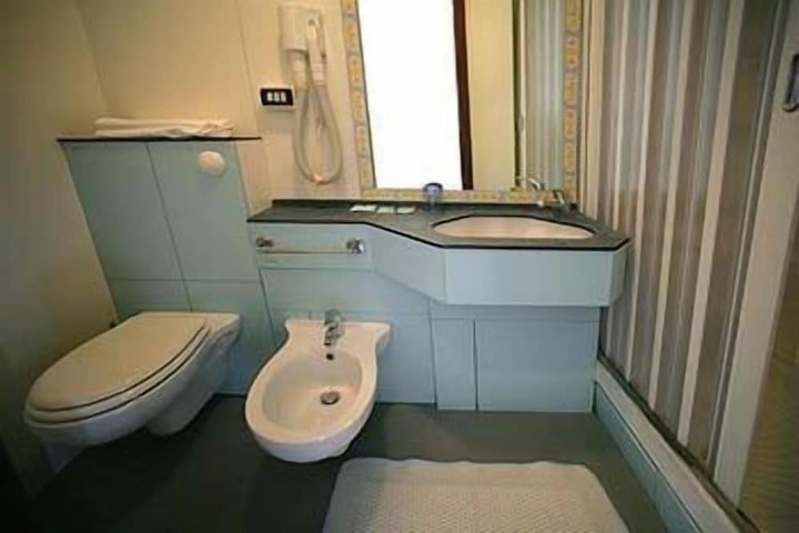 Room 7 of 13