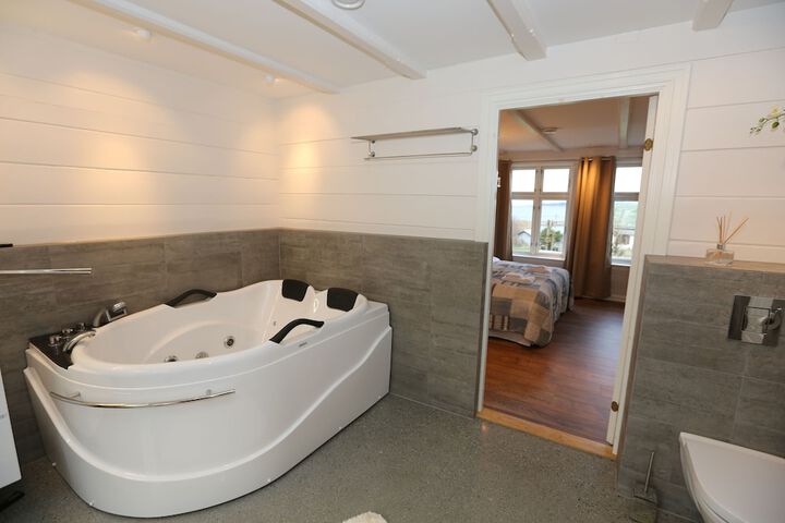 Hot Tub 50 of 83