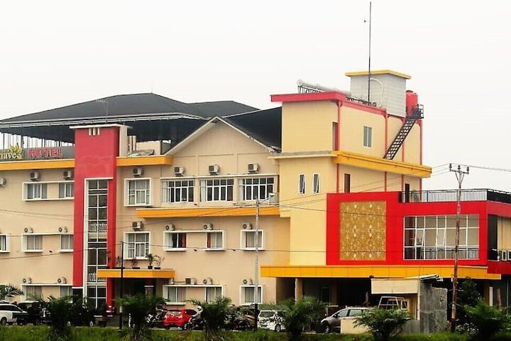 Exterior of New dDhave Hotel