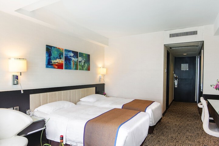 Room 34 of 106