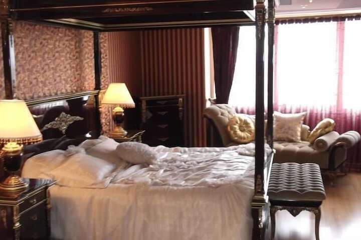 Room 8 of 43