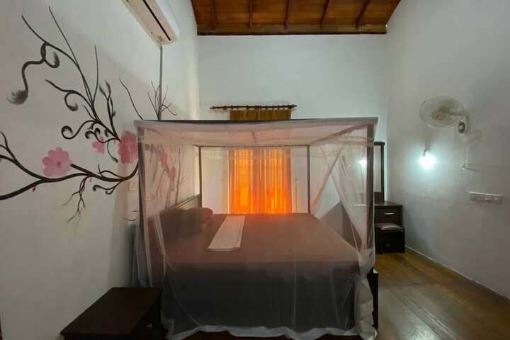Room 10 of 32