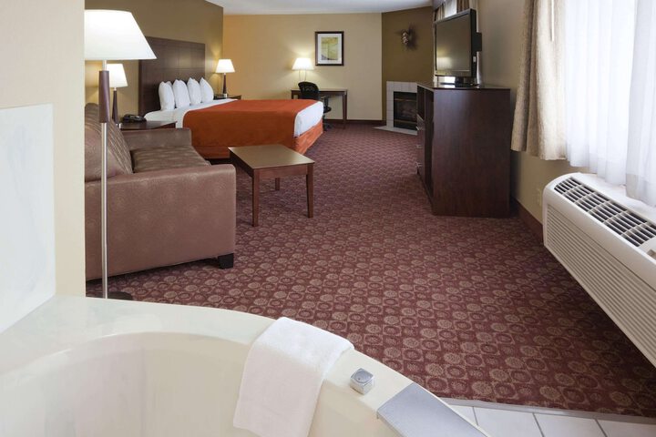 1 King Bed (8 of 11)