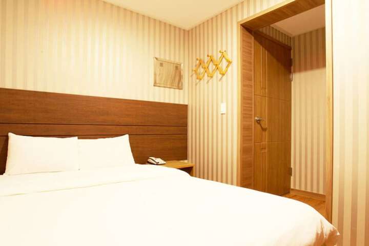 Room 3 of 28