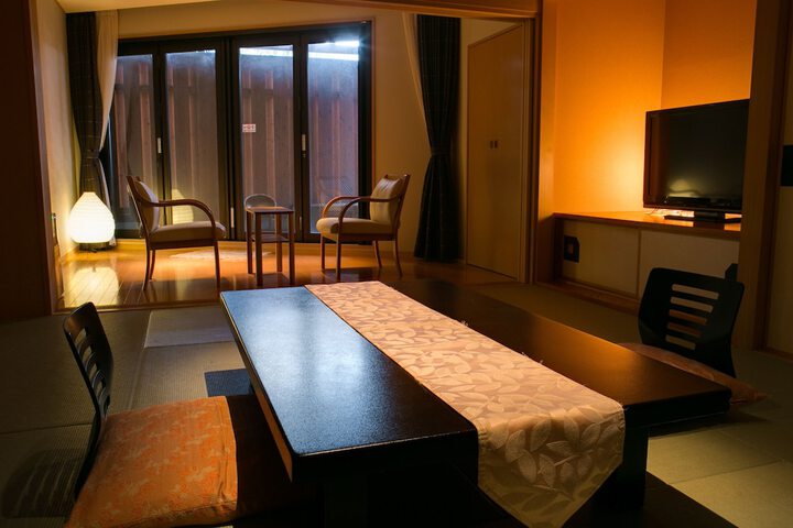 Room 11 of 80