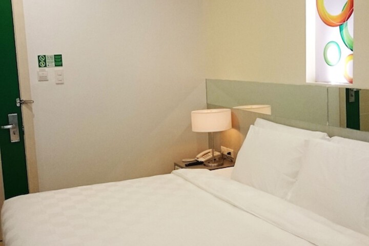 Room 6 of 33