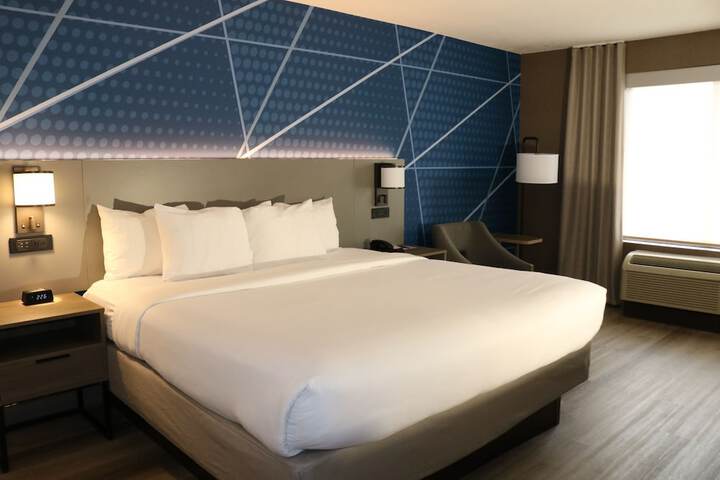 1 Queen Bed (2 of 10)