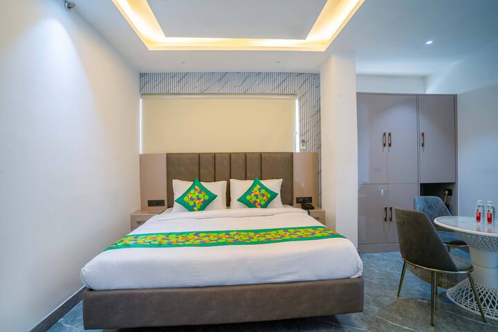 Room 8 of 33
