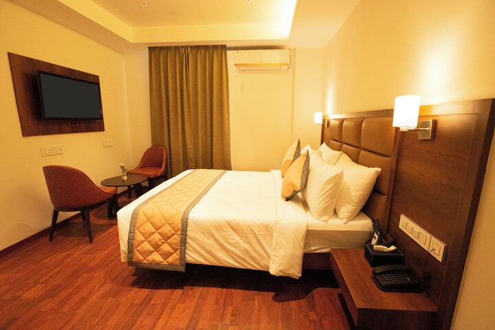 Room 6 of 9
