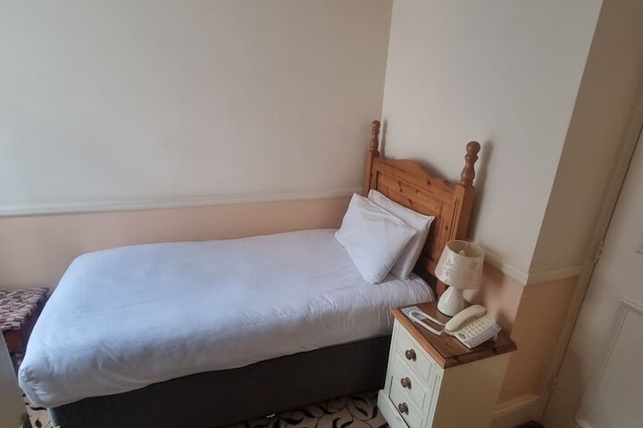 Room 10 of 33