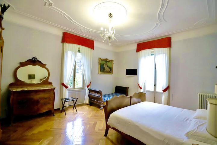 Room 8 of 93