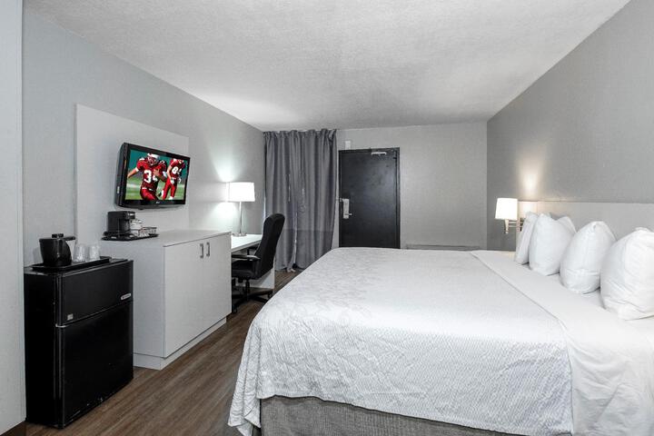 1 King Bed Accessible (10 of 23)