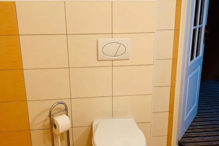 Room 9 of 18