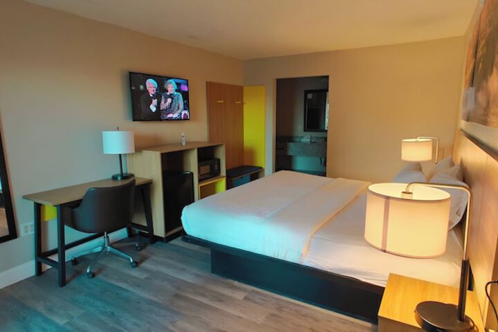 1 King Bed (7 of 12)
