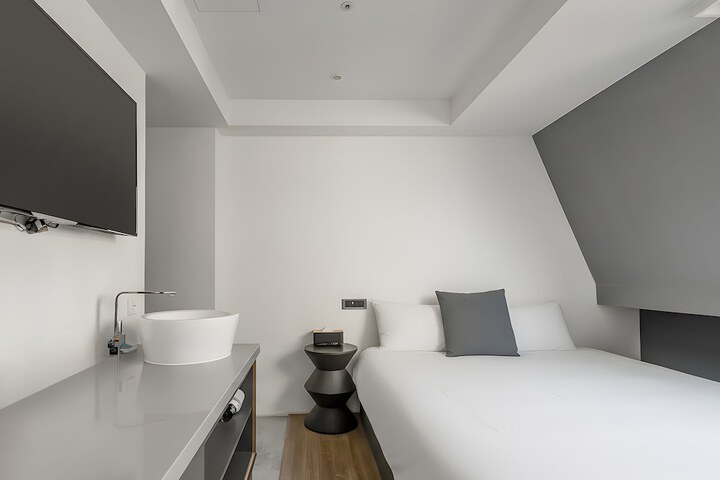 Room 53 of 122