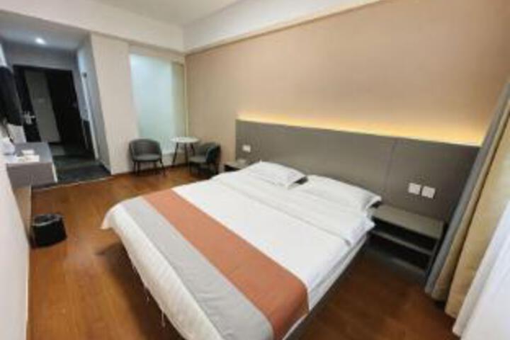 Room 4 of 5