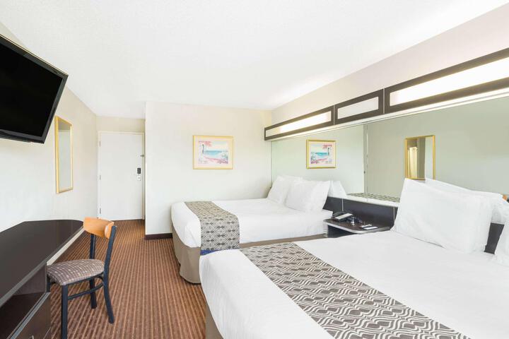 1 Queen Bed Accessible Room (9 of 17)
