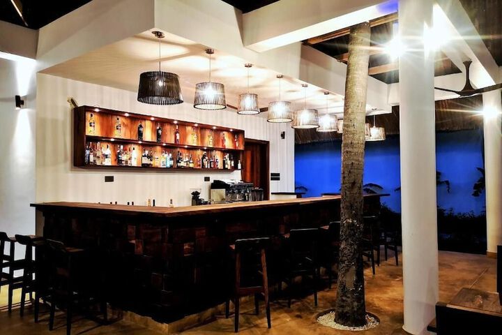 Lounge 8 of 8