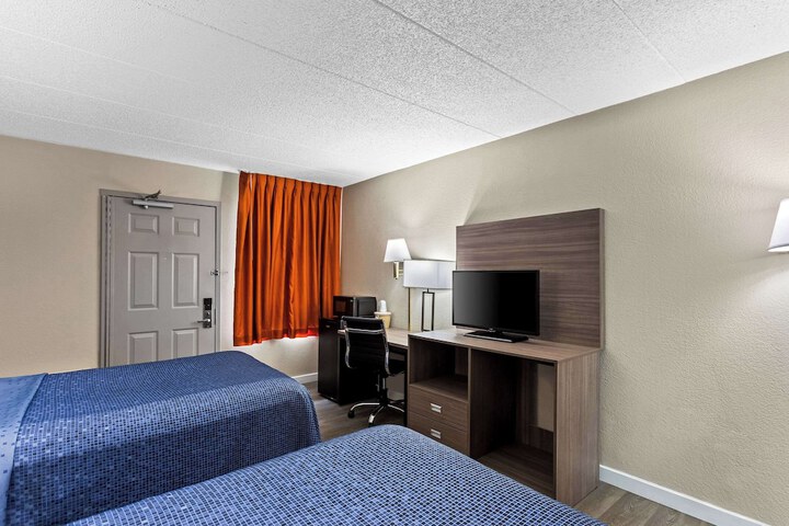2 Double Beds (1 of 12)