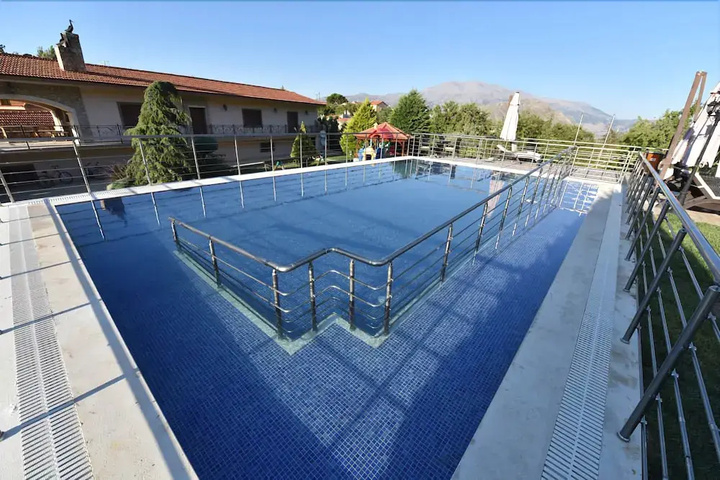 Pool 8 of 15