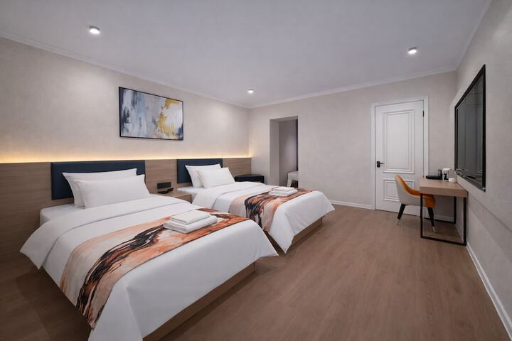 Room 13 of 33