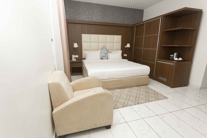 Room 30 of 83