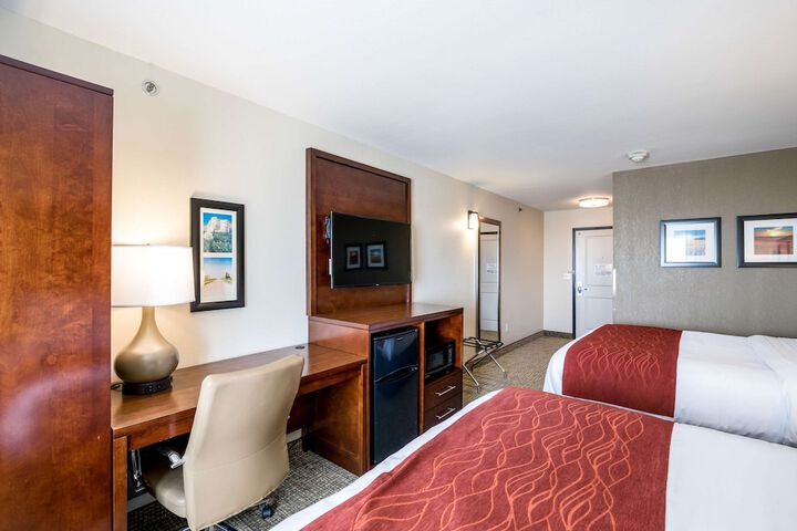 2 Queen Beds (2 of 8)
