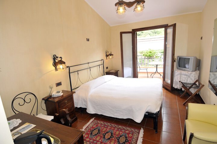 Room 2 of 62