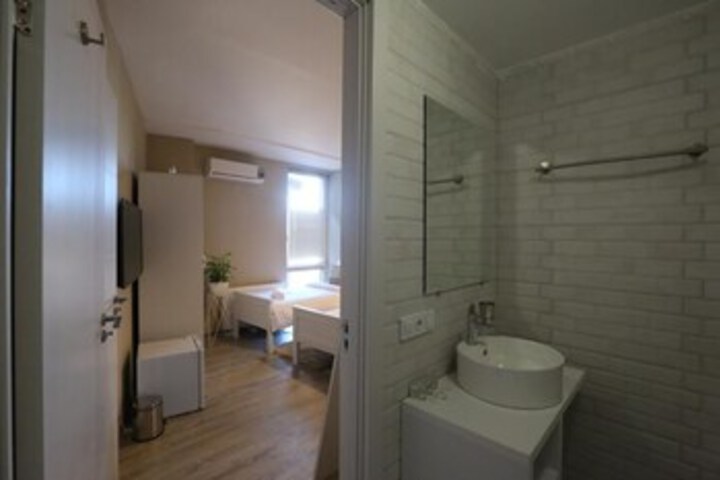Room 6 of 15