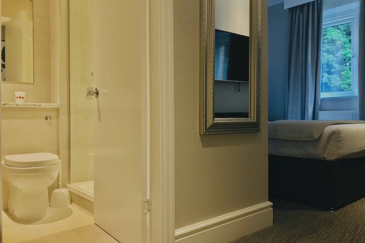 Room 8 of 105