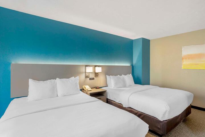 2 Queen Beds (5 of 7)