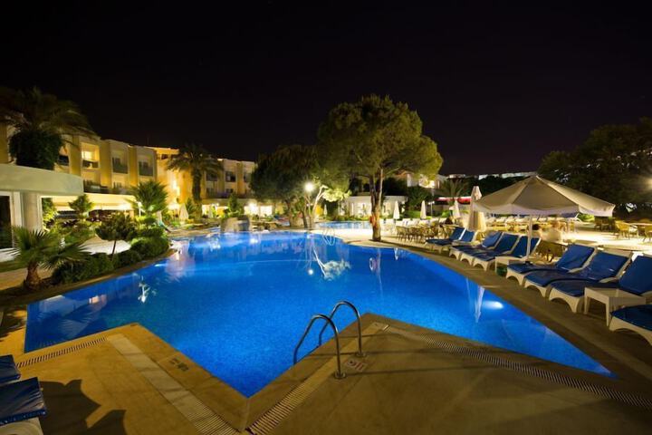 Hotel with Pool