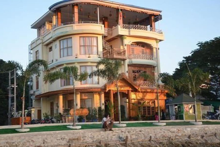 Mandalay Kandawgyi Inn