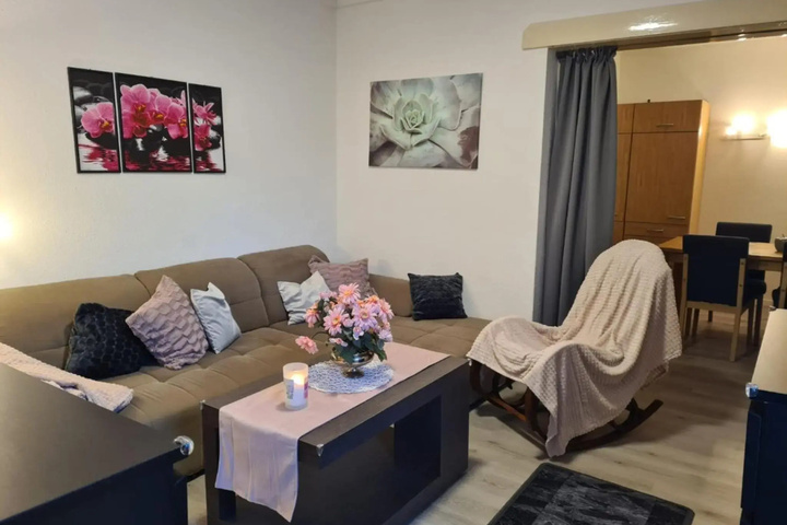 Room 4 of 18