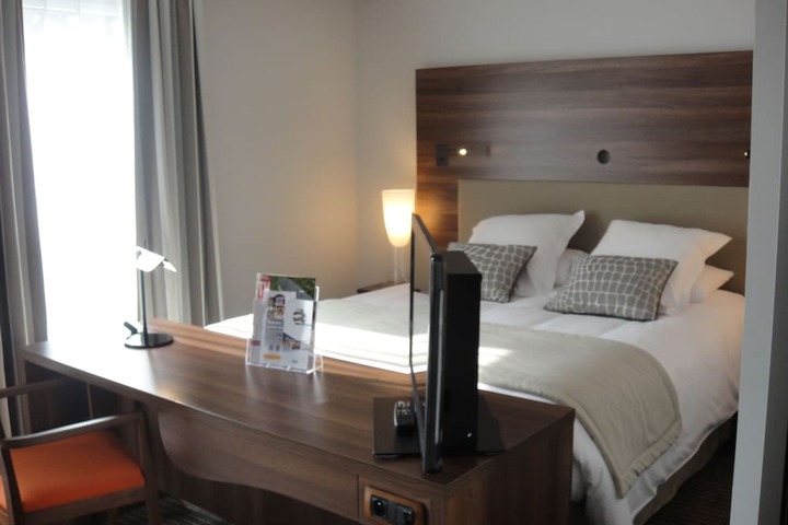 Room 6 of 98