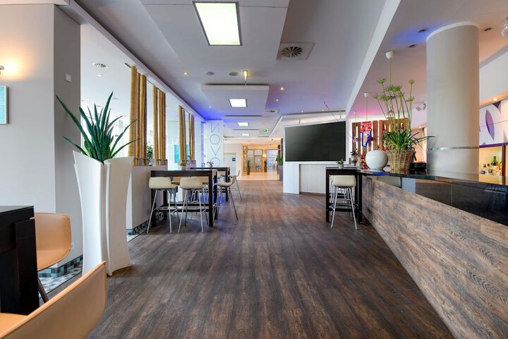 Lounge 69 of 100