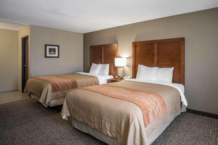 1 Queen Bed Accessible (2 of 12)